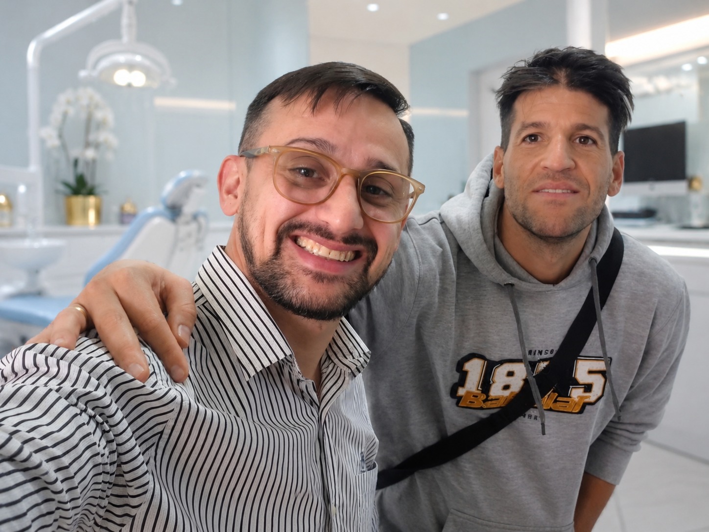 Clientes junto al Dr. Sergio Rogelio Petroni