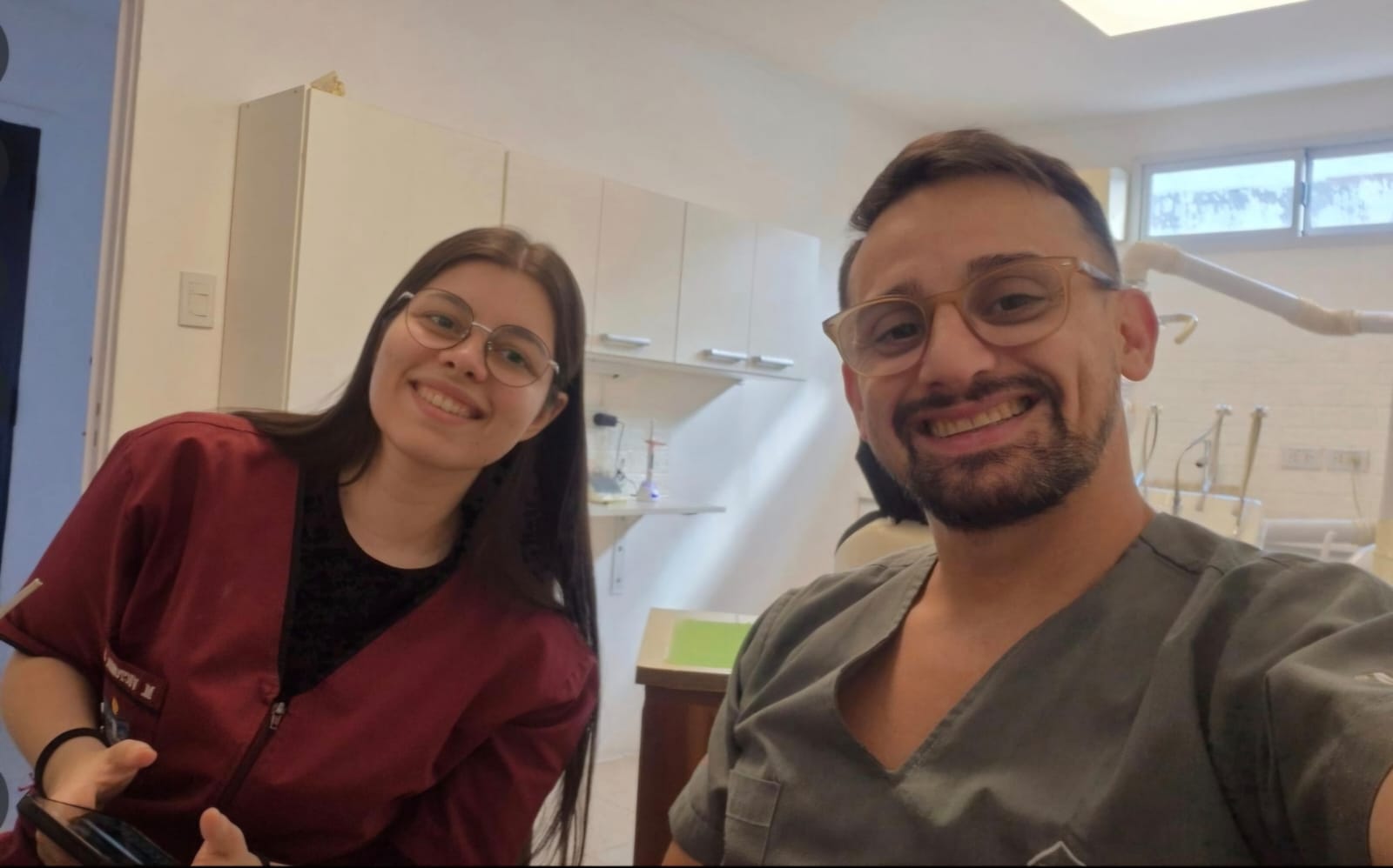 Cliente junto al Dr. Sergio Rogelio Petroni